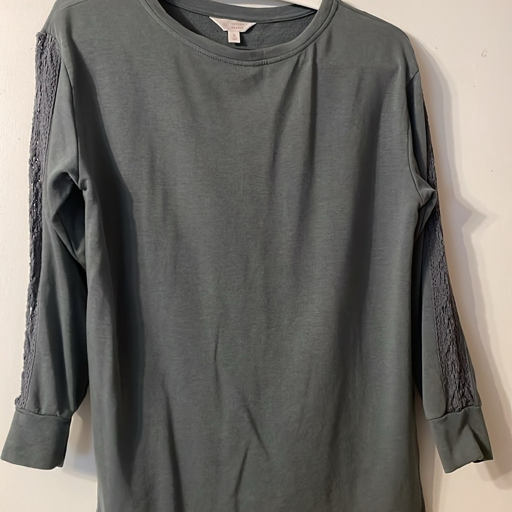 Lightweight sweatshirt with lace detail on sleeve. Size S